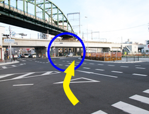 ①府道24号線「俊徳道駅前」交差点を矢印の方向に進みます。