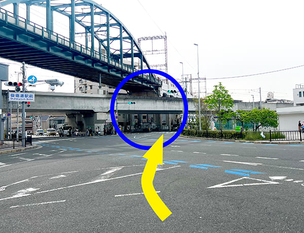 ①府道24号線「俊徳道駅前」交差点を矢印の方向に進みます