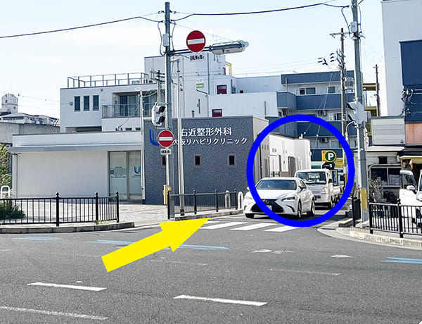 ①府道24号線「俊徳道駅前」交差点を矢印の方向に進み、10m程直進すると左手にとく歯科クリニックがあります。